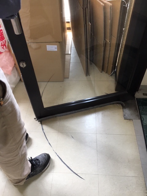ドアで床が擦れる不具合はフロアヒンジ修理でトラブル解決？！