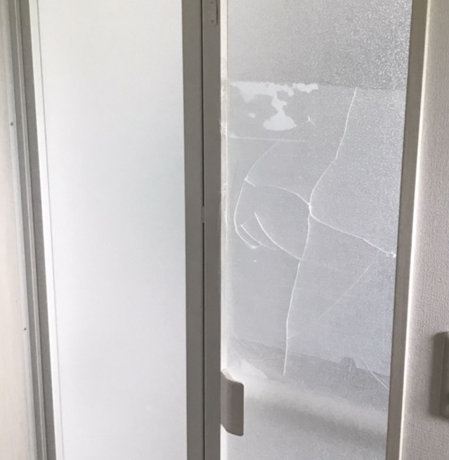 福岡市早良区のtoto製浴室折戸 ドア は本体交換で52 000円でした 福岡県の窓とドアの修理専門店 窓店