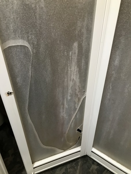 小倉南区で浴室アクリル割れ現場に伺い 浴室ドア 折戸 交換を行いました 73 000円 福岡県の窓とドアの修理専門店 窓店
