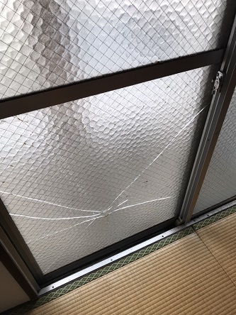 画像あり ガラスとアクリル板の見分け方が分かる 福岡県の窓とドアの修理専門店 窓店