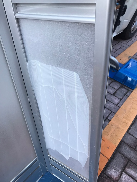 城南区で浴室ドアのアクリル交換完了 アクリル板の交換可能か不可能かの見分け方解説 福岡県の窓とドアの修理専門店 窓店