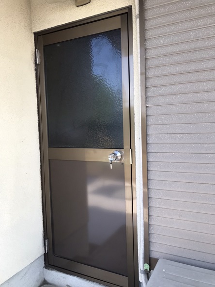 勝手口ドアの防犯性を高める方法 格子 防犯ガラス 採風ドア について 福岡県の窓とドアの修理専門店 窓店