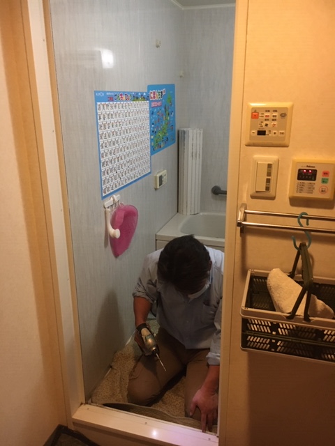 熊本市北区での浴室折戸交換現場
