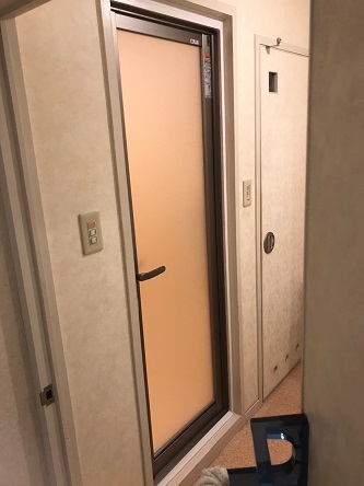 新しく交換した浴室ドアはレバーハンドルで開閉楽々