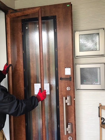 玄関ドアのガラスが割れた。玄関ドアガラス修理期間や費用について  