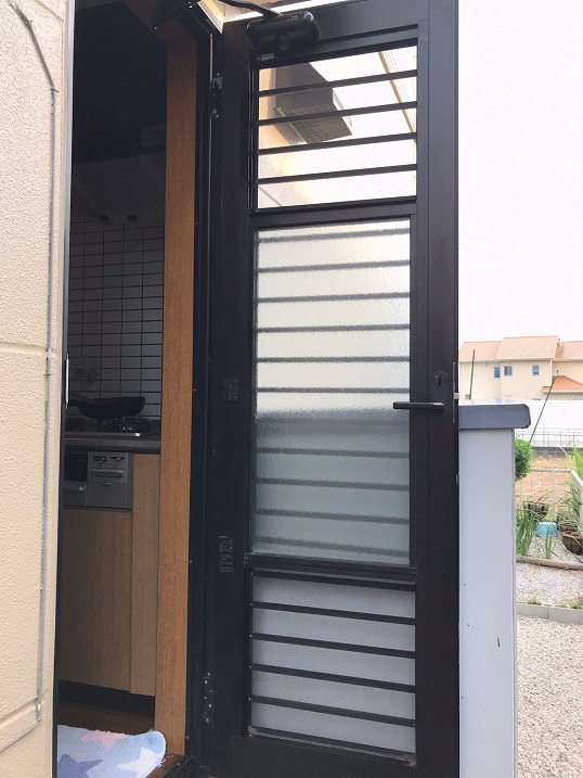 施工写真あり】勝手口ドア修理。Ykkap上げ下げ修理は歯車（ギア）交換  